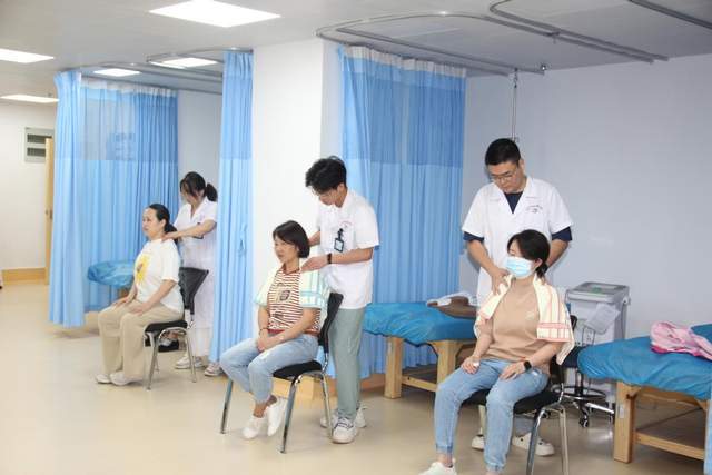 紅心向黨迎七一，志愿服務送健康——武漢市職業病防治院開展家門口的針灸名醫義診康復診療活動